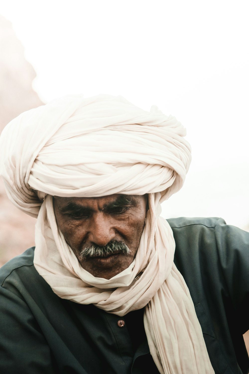 Un hombre con un turbante blanco en la cabeza