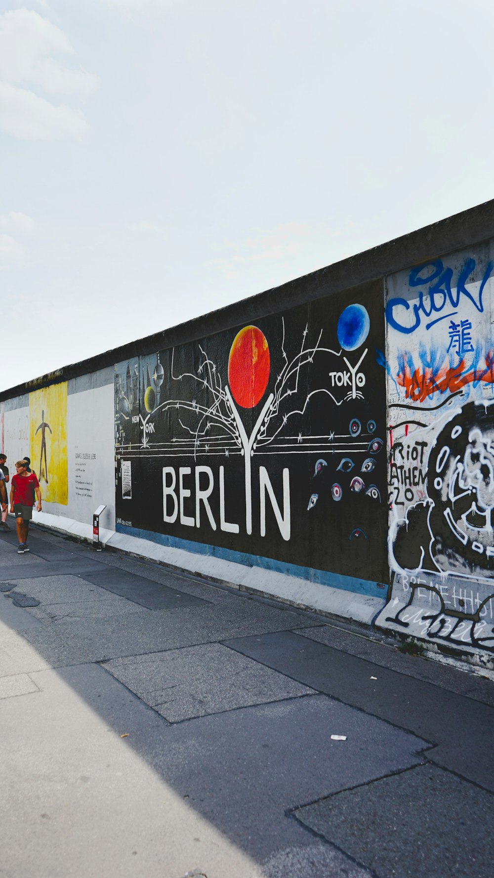 un mur avec un tas de graffitis dessus