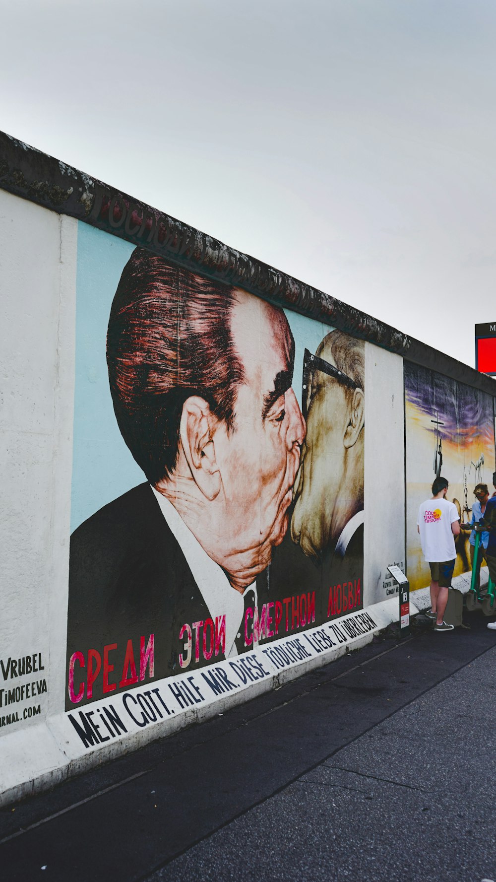 Un gran mural de un hombre besando a una mujer