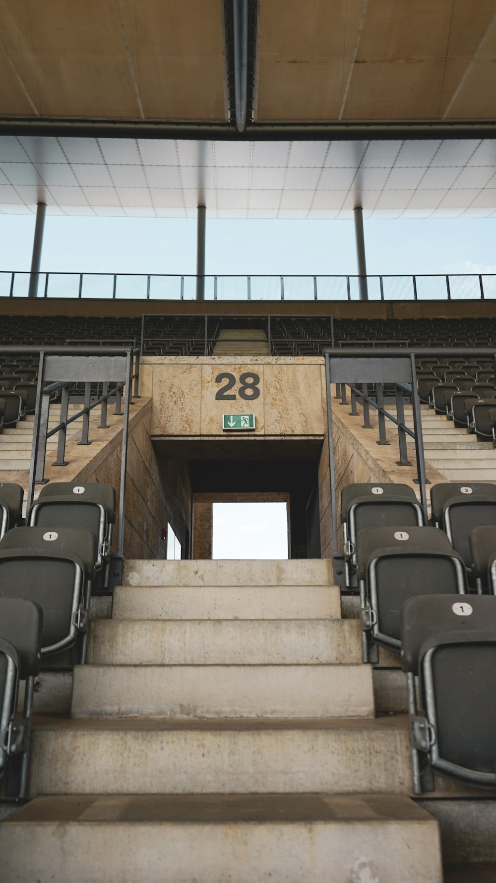 eine Treppe, die zu einem Stadion führt