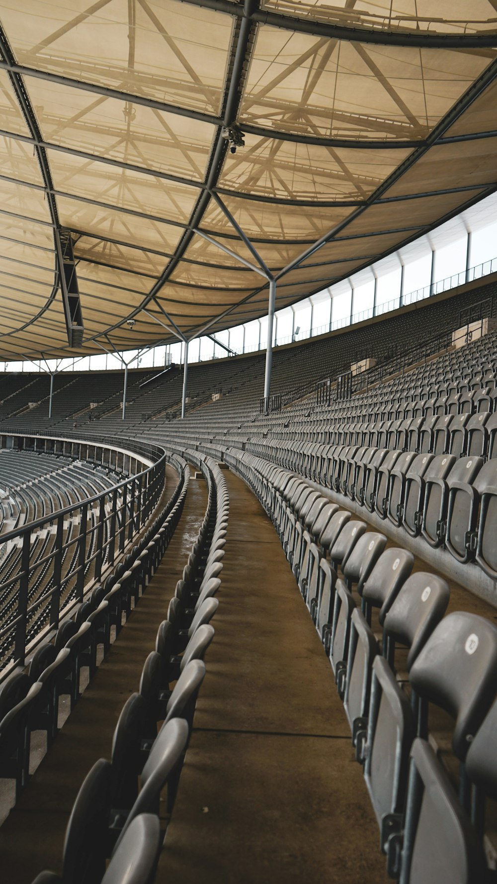 eine Reihe leerer Sitze in einem Stadion