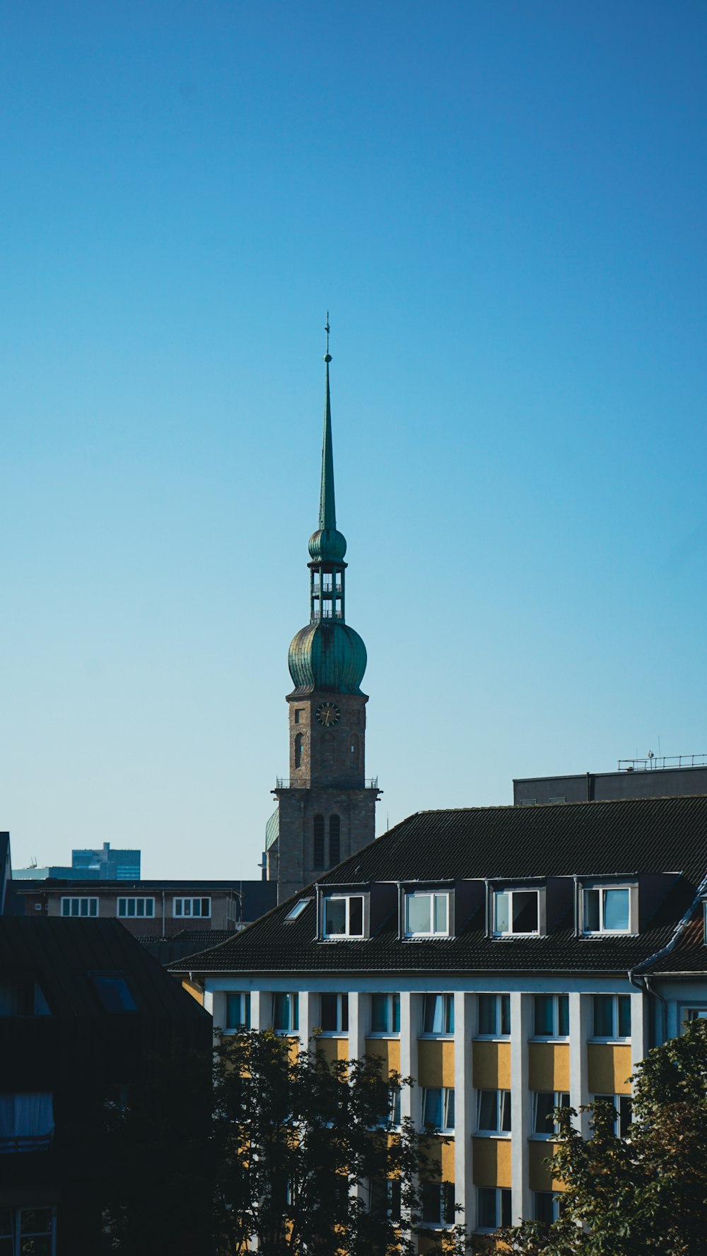 un bâtiment avec un clocher et une tour de l’horloge