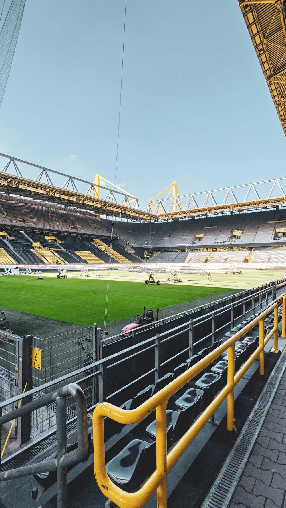 um estádio cheio de muitos assentos vazios