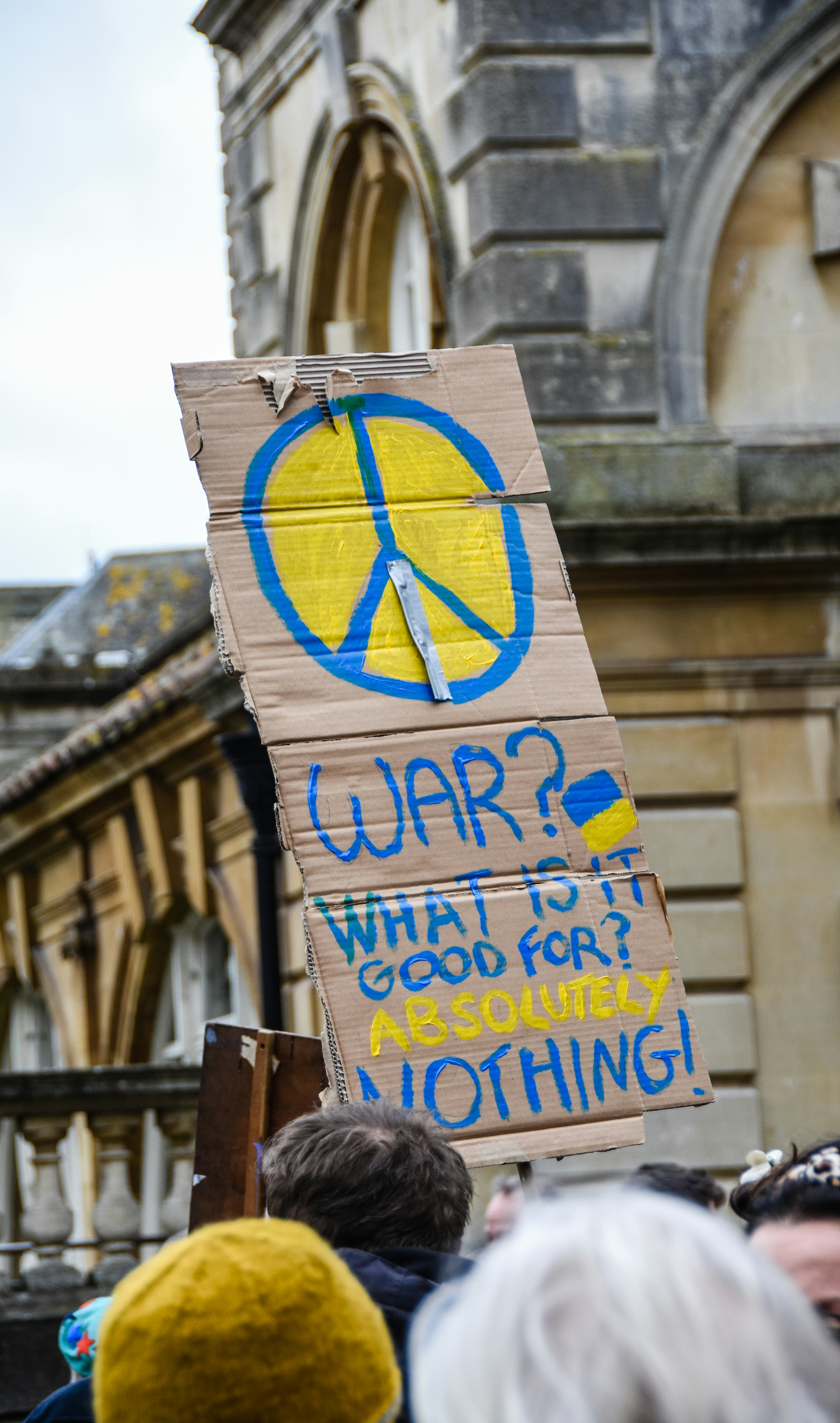 Eine Person, die ein Schild hält, auf dem Krieg steht? Wofür ist es gut? nichts