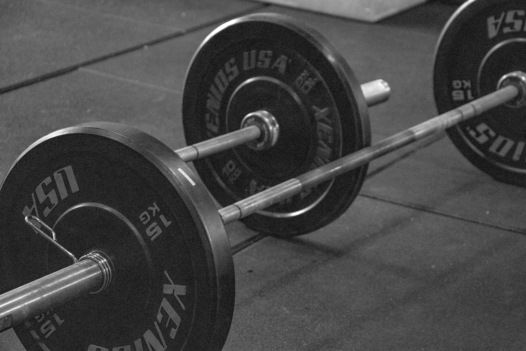 Barbell em treino de musculação na Left Academia