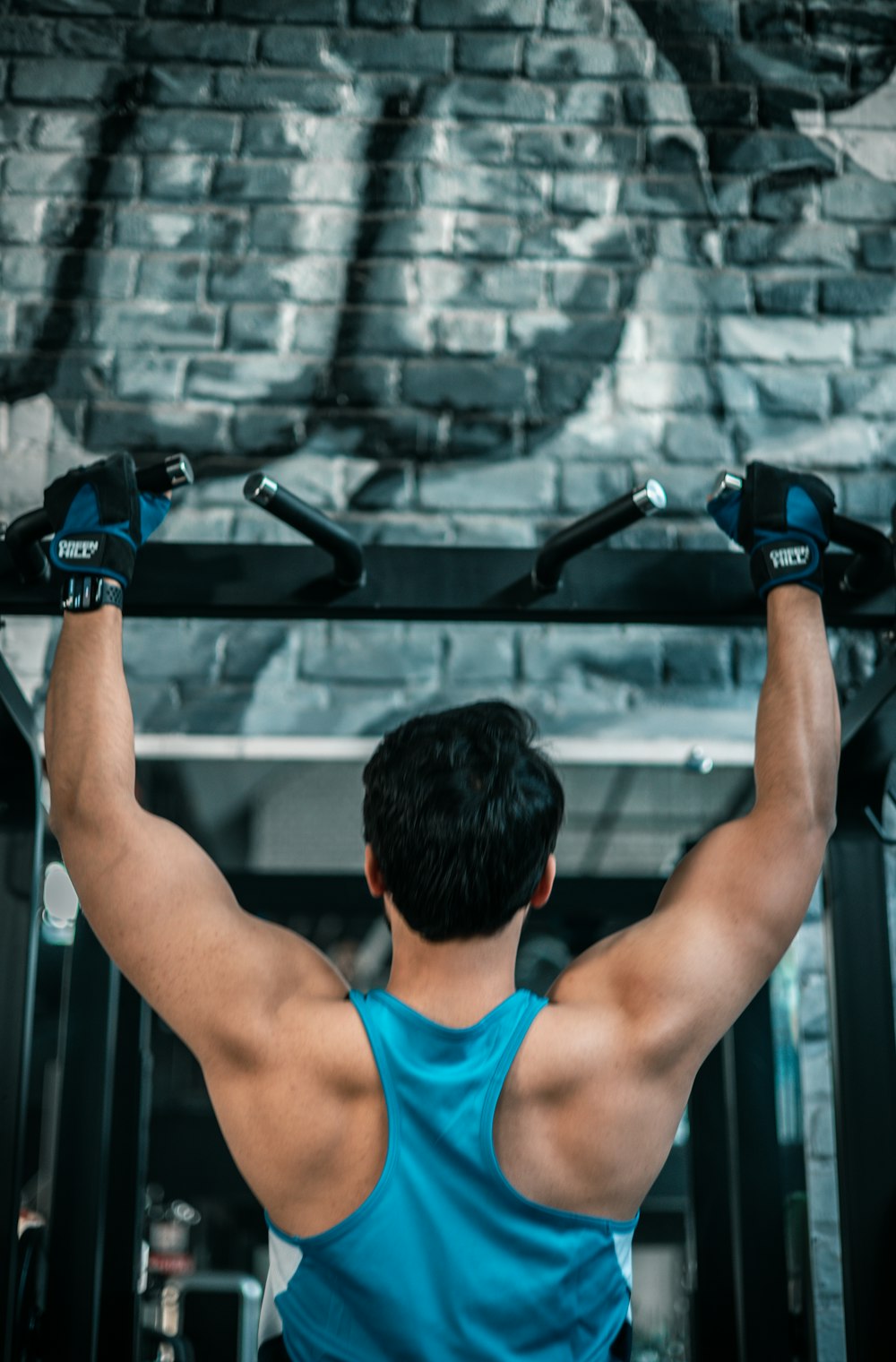 a man doing a pull up on a machine