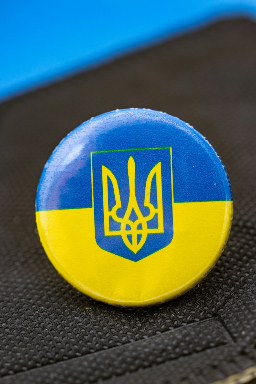 a button with a flag of ukraine on it