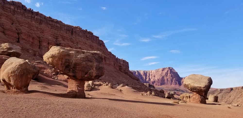 Un paysage rocheux avec de gros rochers au premier plan