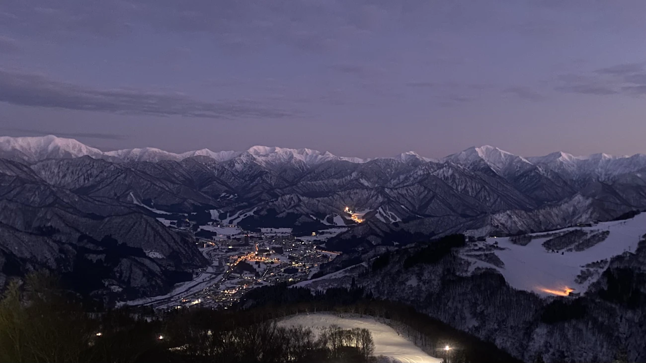 雪山と新潟の街の夜景