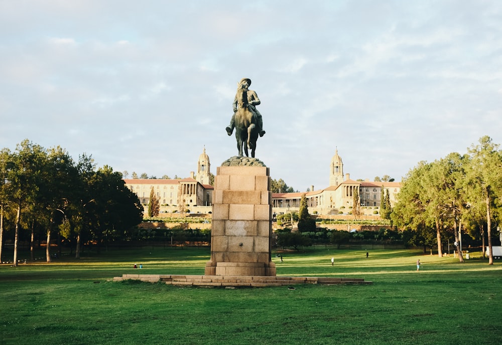 Una statua di un uomo che cavalca un cavallo in un parco