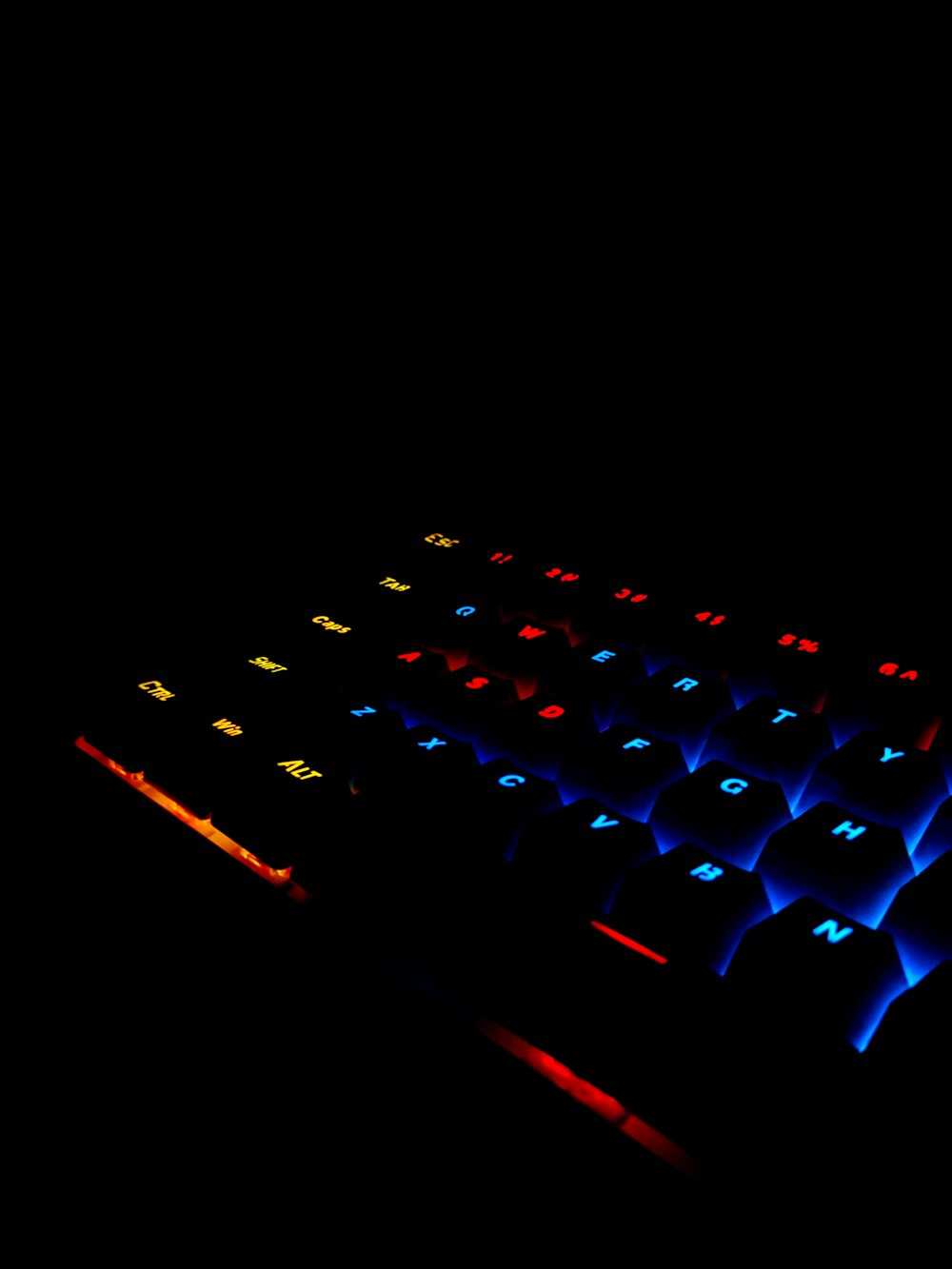 Un teclado de computadora iluminado en la oscuridad
