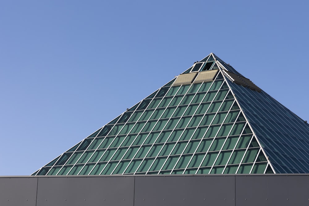 Un edificio molto alto con uno sfondo del cielo