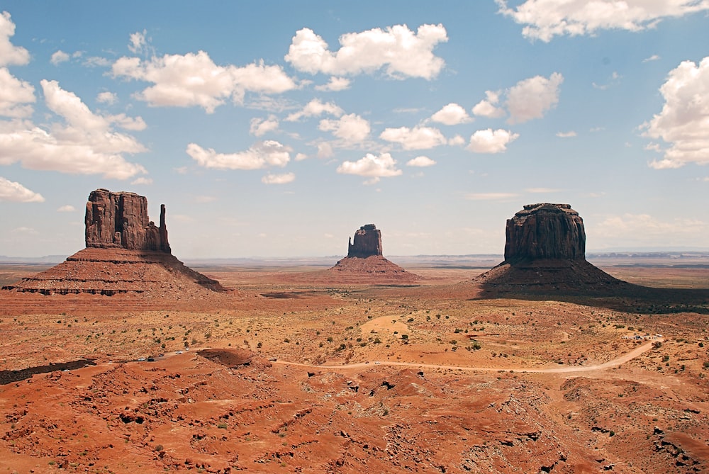 Una vista panorámica del desierto con dos grandes rocas en la distancia