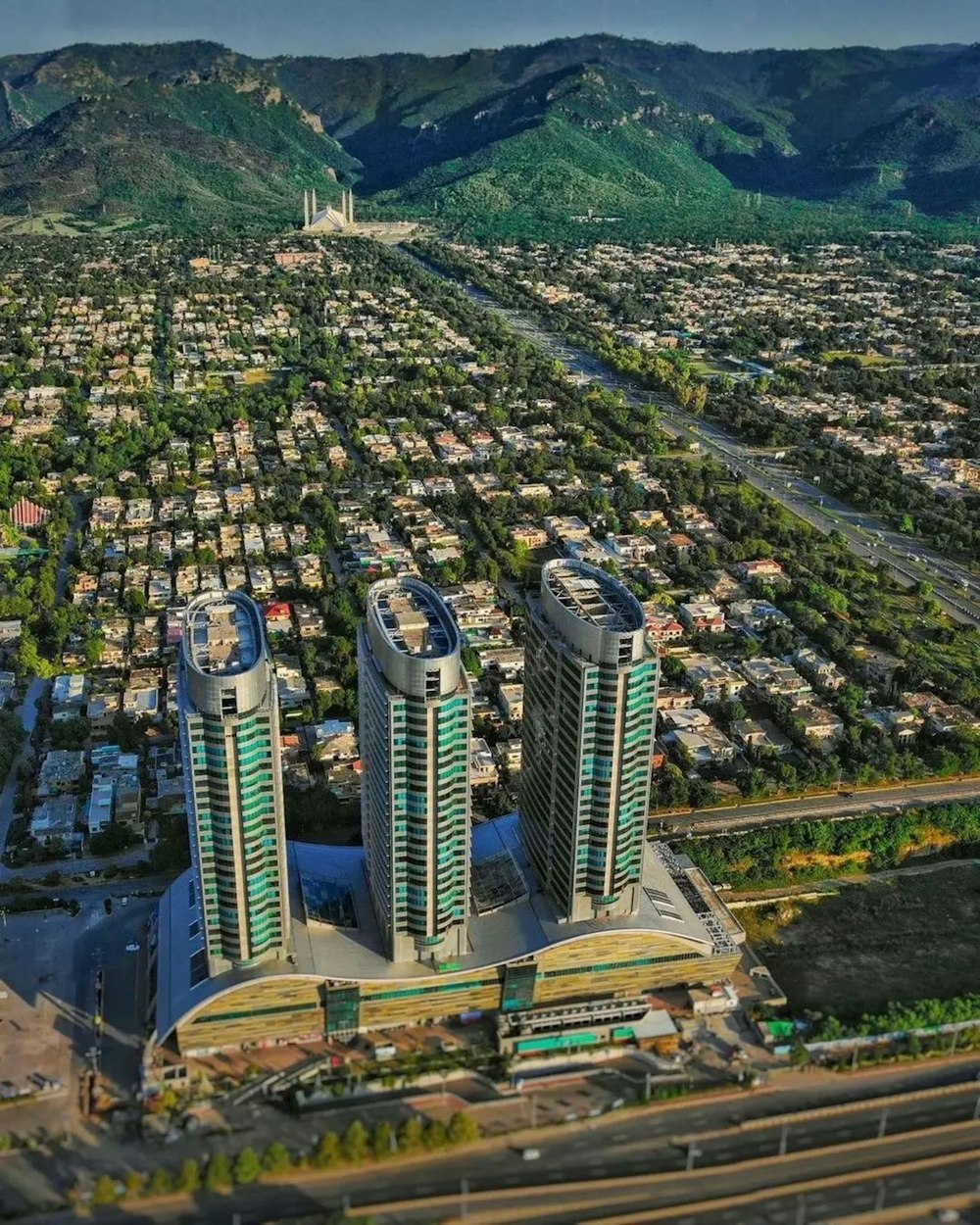 une vue aérienne d’une ville avec des montagnes en arrière-plan