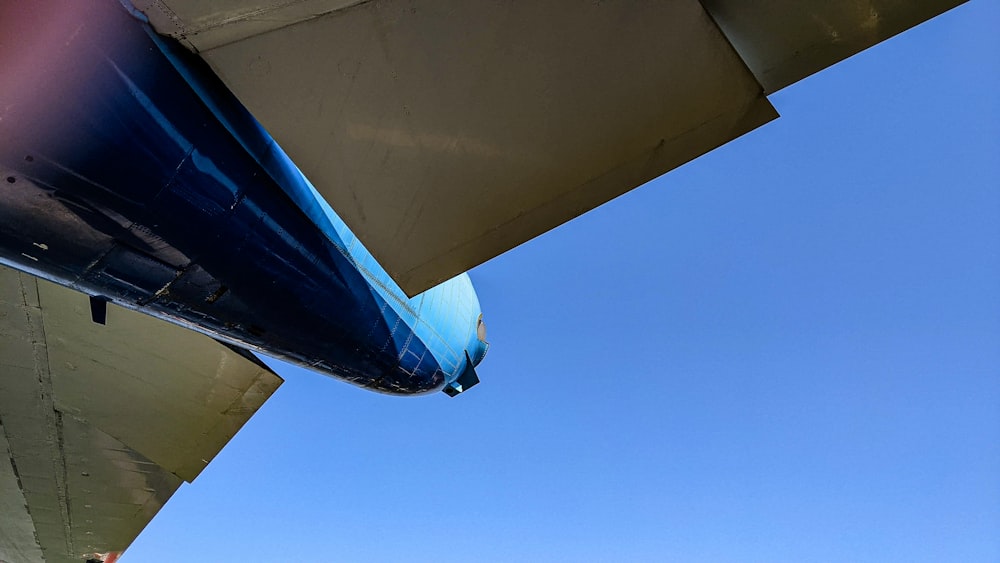 a view of the wing of an airplane from below