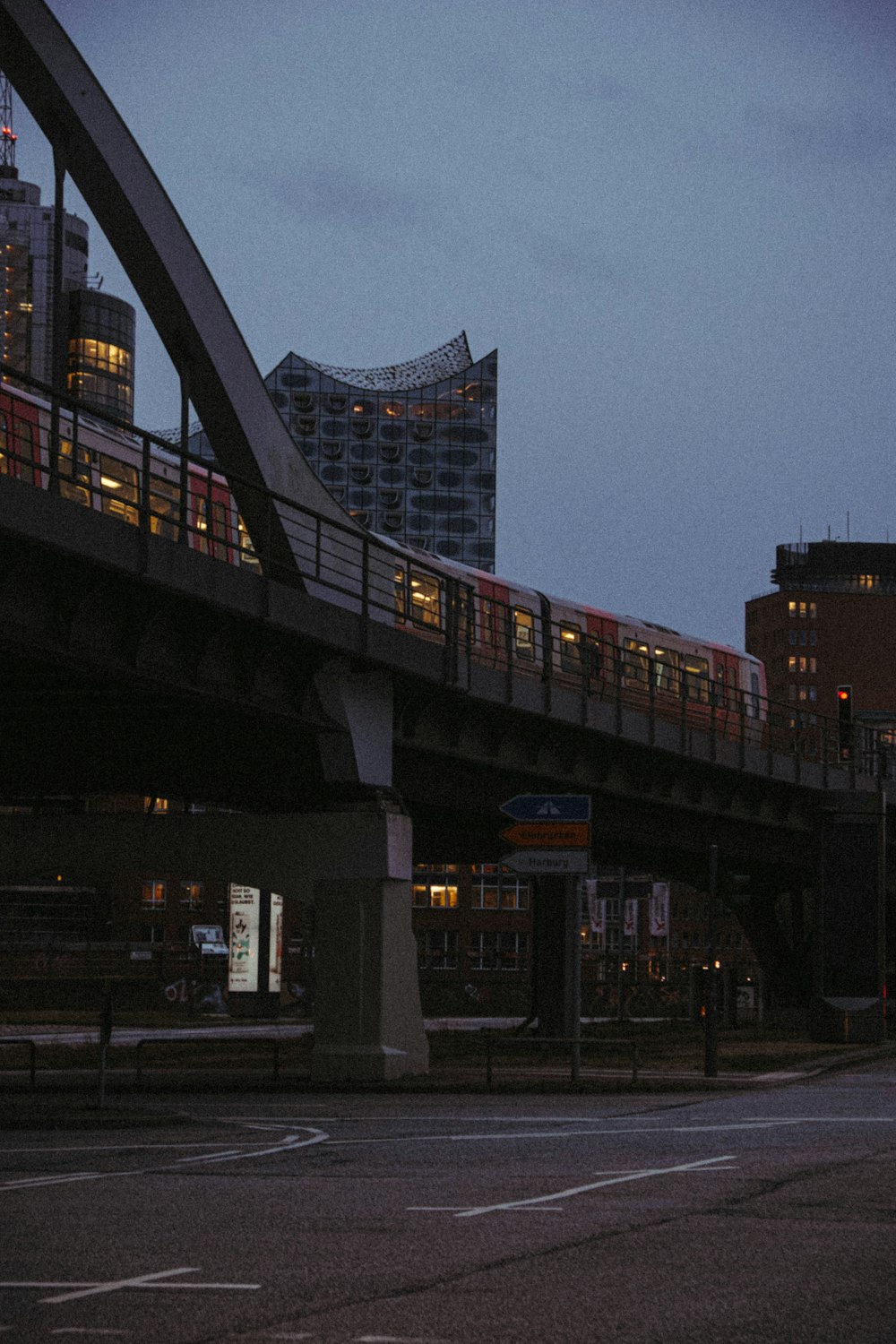 Ein Zug, der über eine Brücke über eine Straße fährt