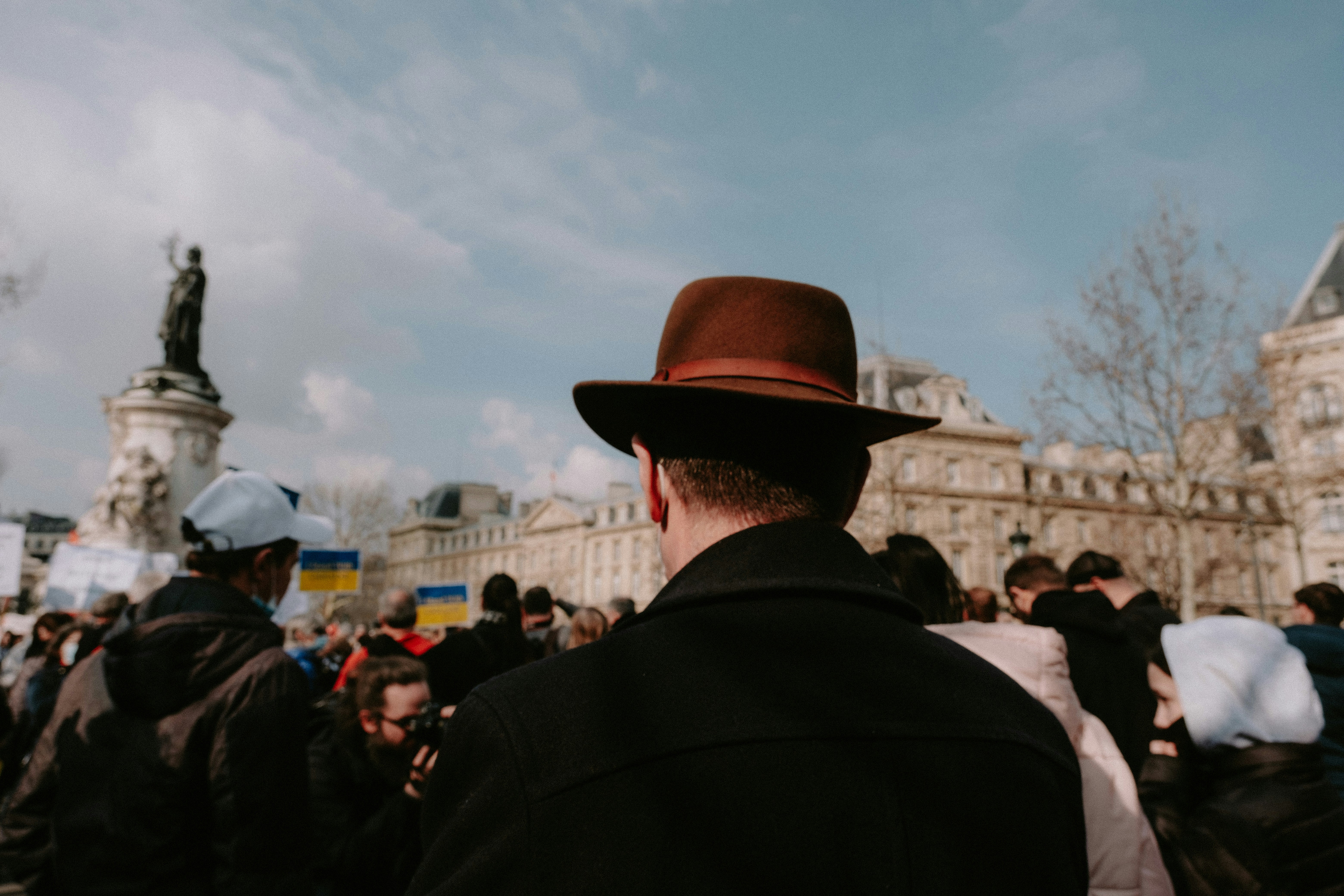 Foto Un hombre con sombrero marrón está parado frente a una multitud ...
