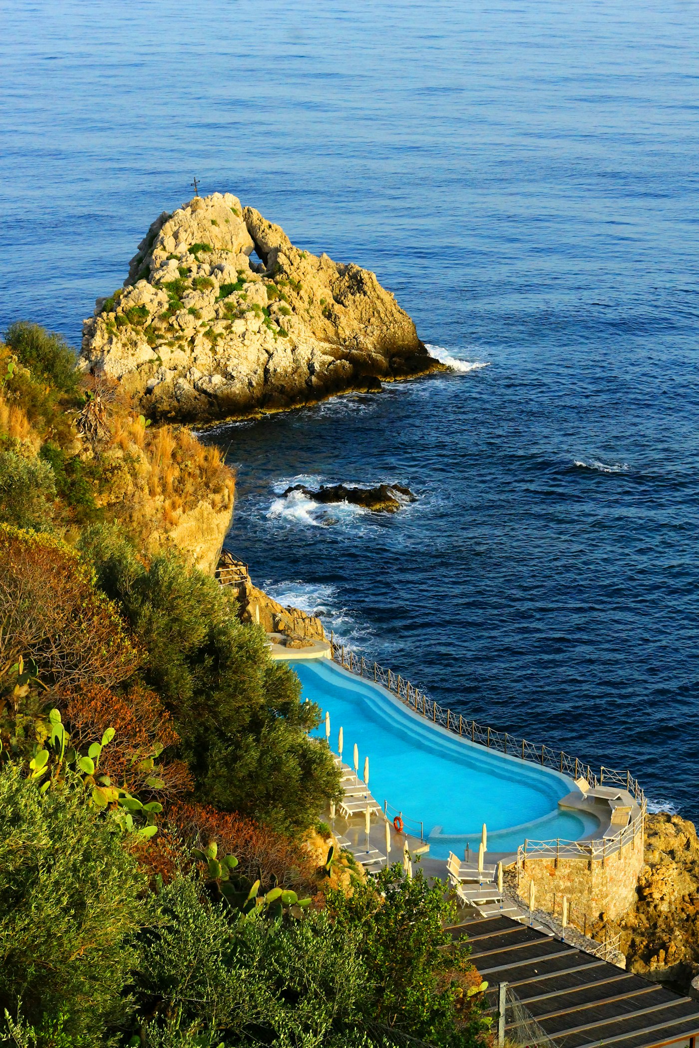 MARÉA infinity pool above the sea