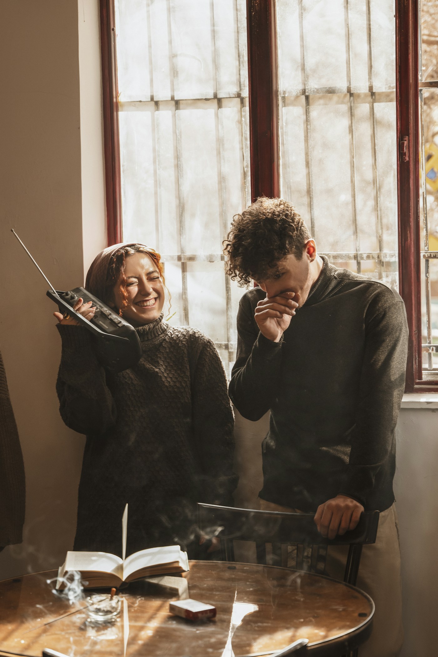 Homem e mulher sentados a uma mesa, conversando