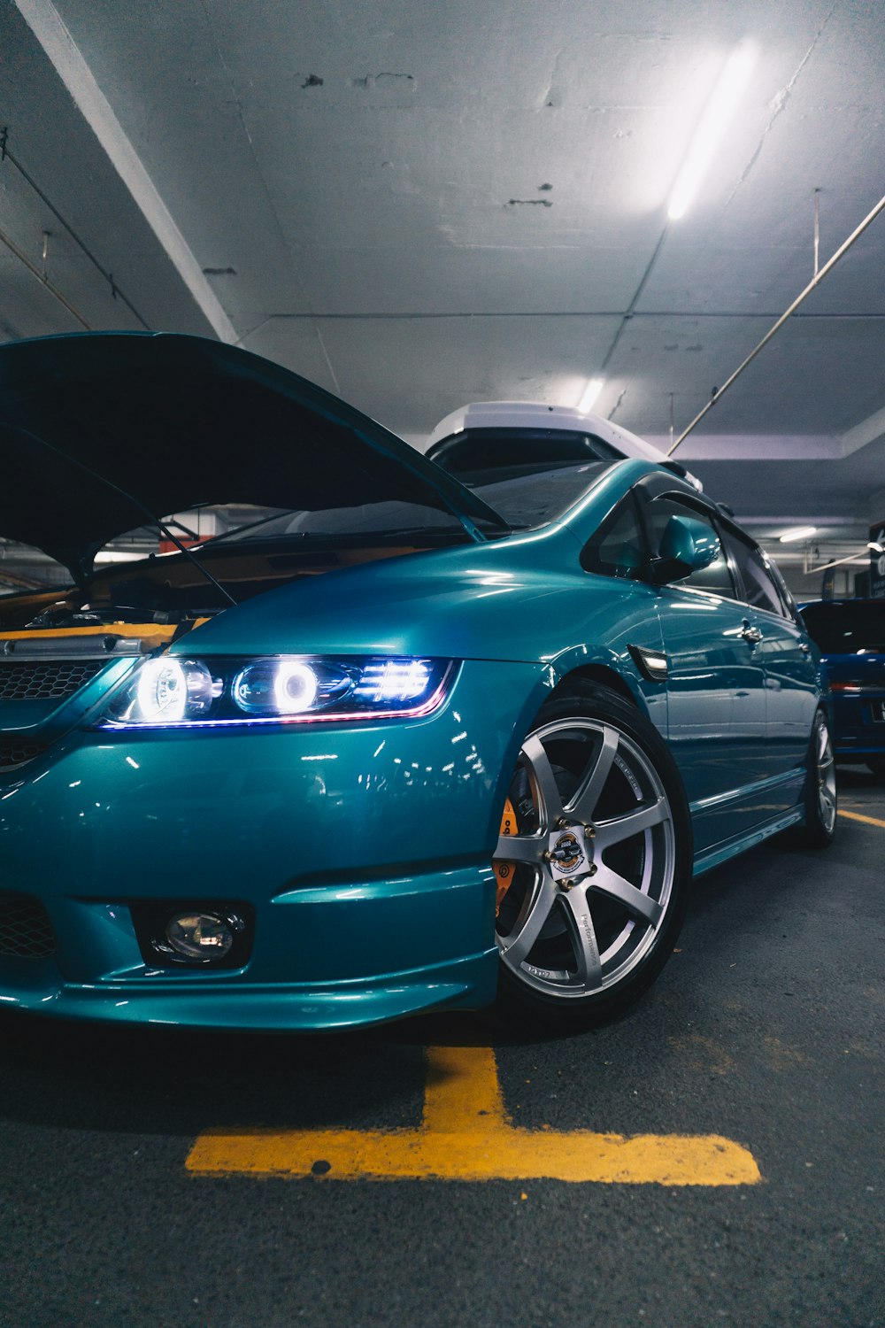 un'auto blu parcheggiata in un garage