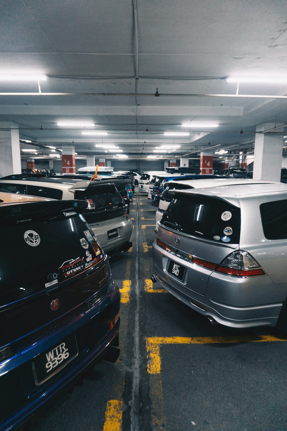 un garage pieno di un sacco di auto