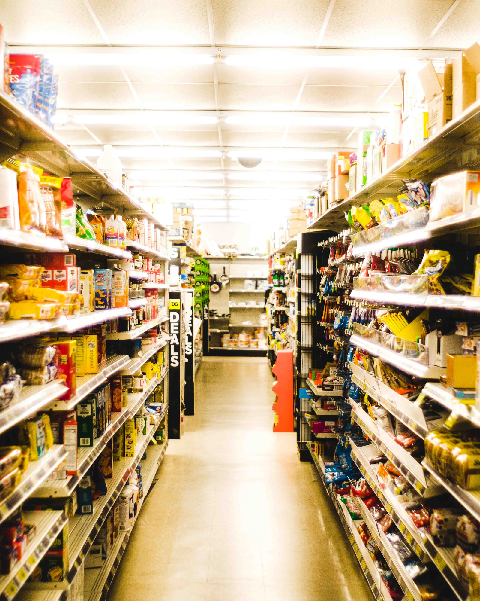 En ljus butiksgång med hyllor fyllda av varor