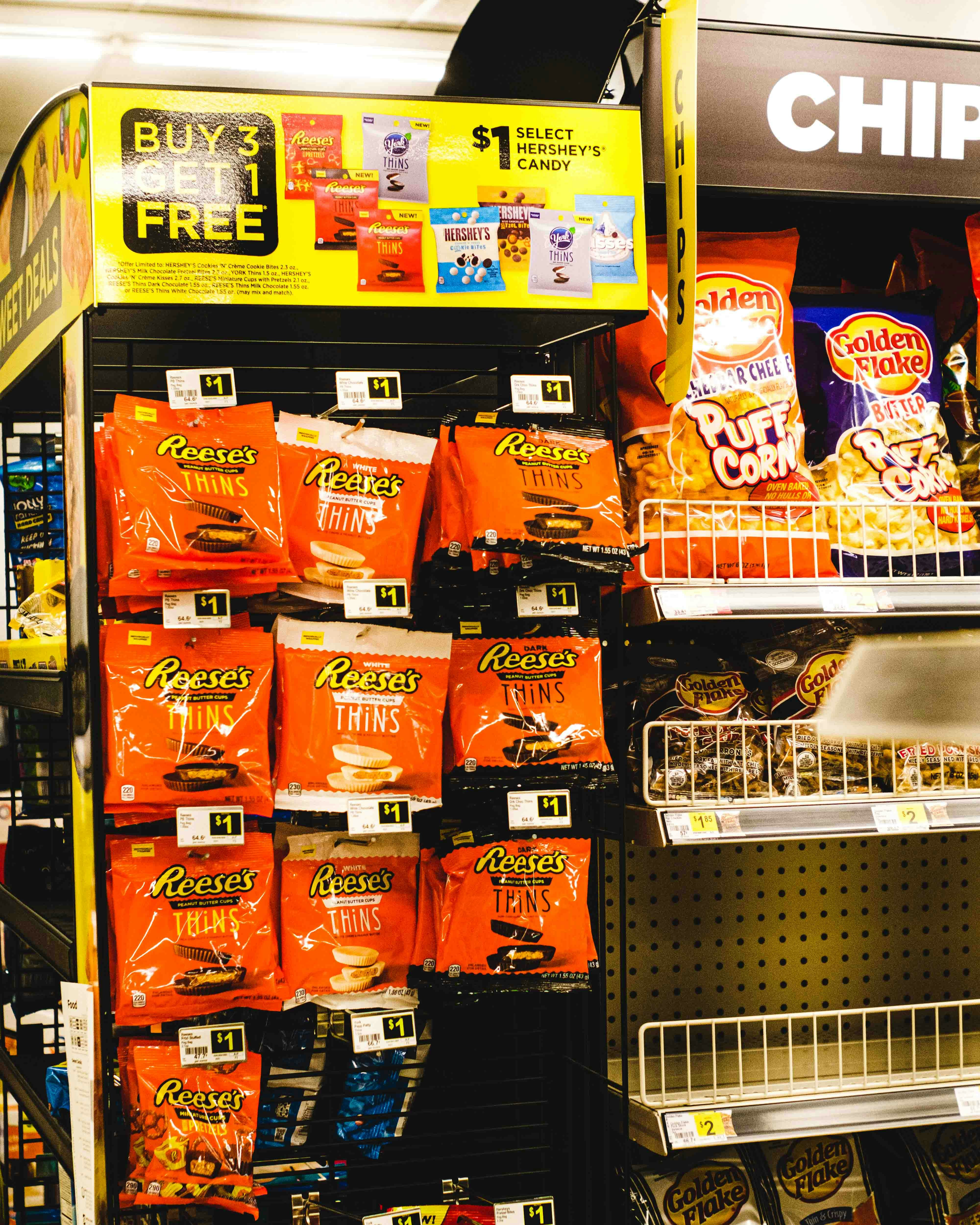 a display in a grocery store filled with chips