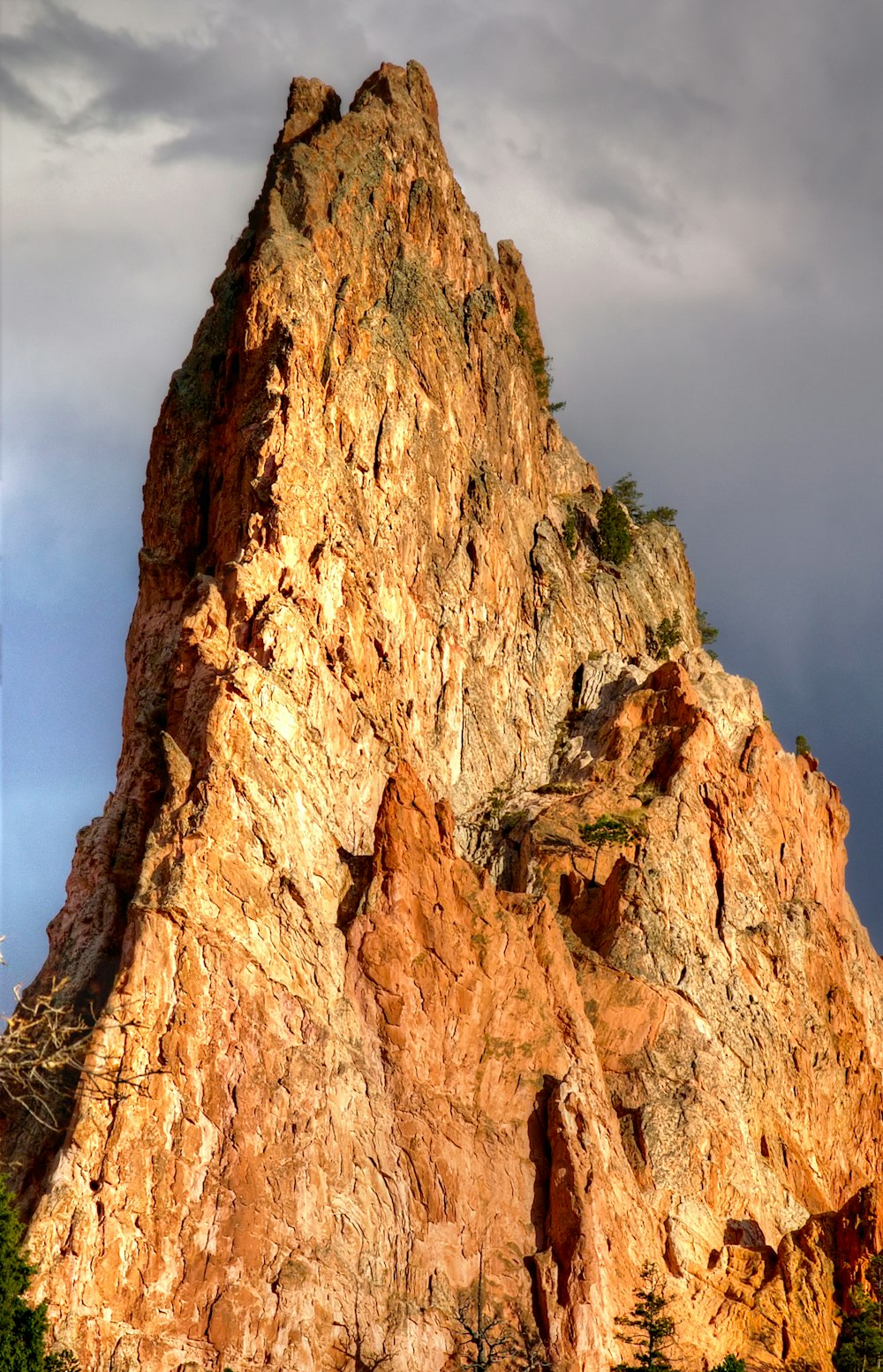 una montaña muy alta con un árbol en la cima