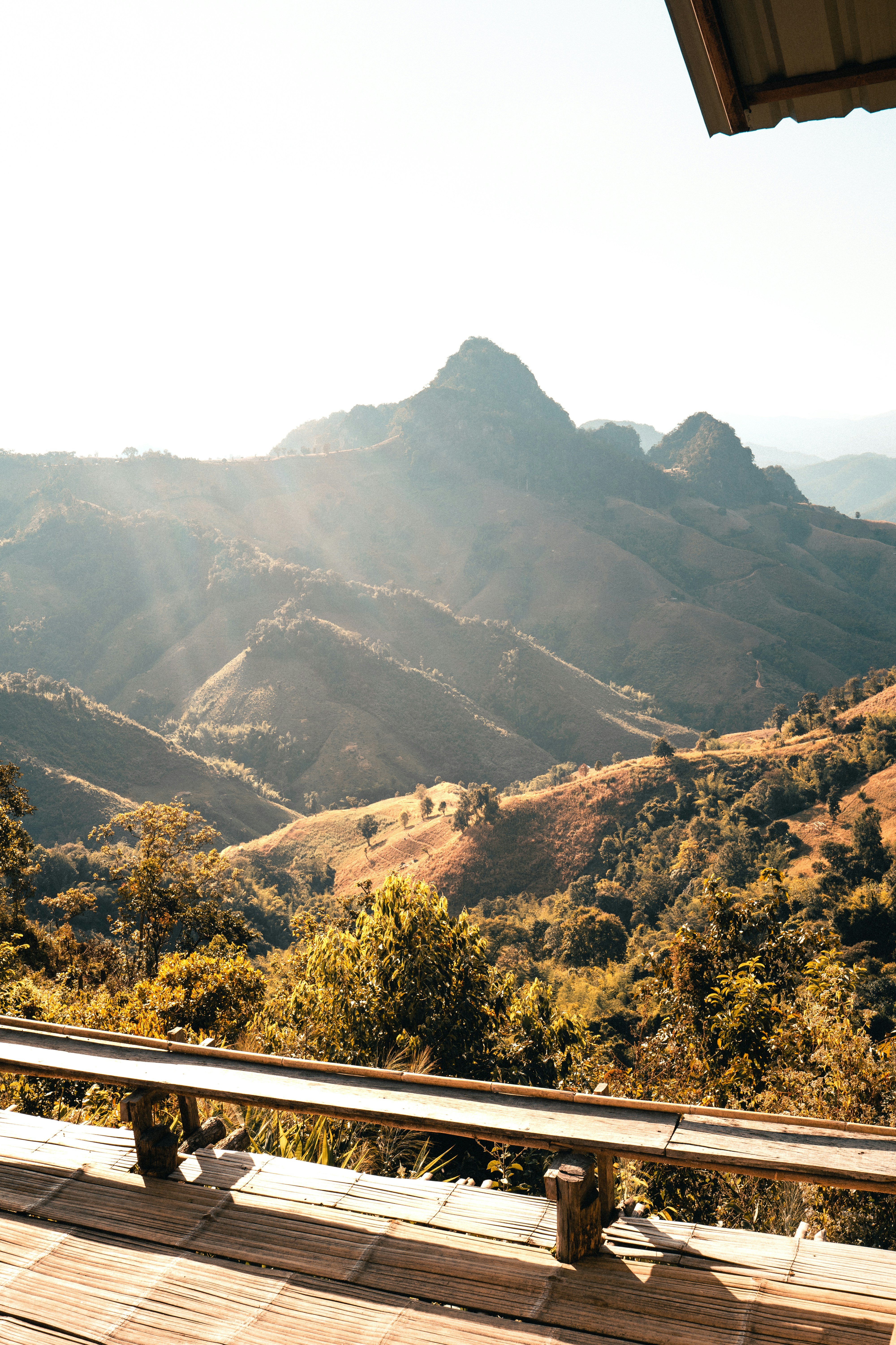 um banco de madeira sentado em cima de um deck de madeira