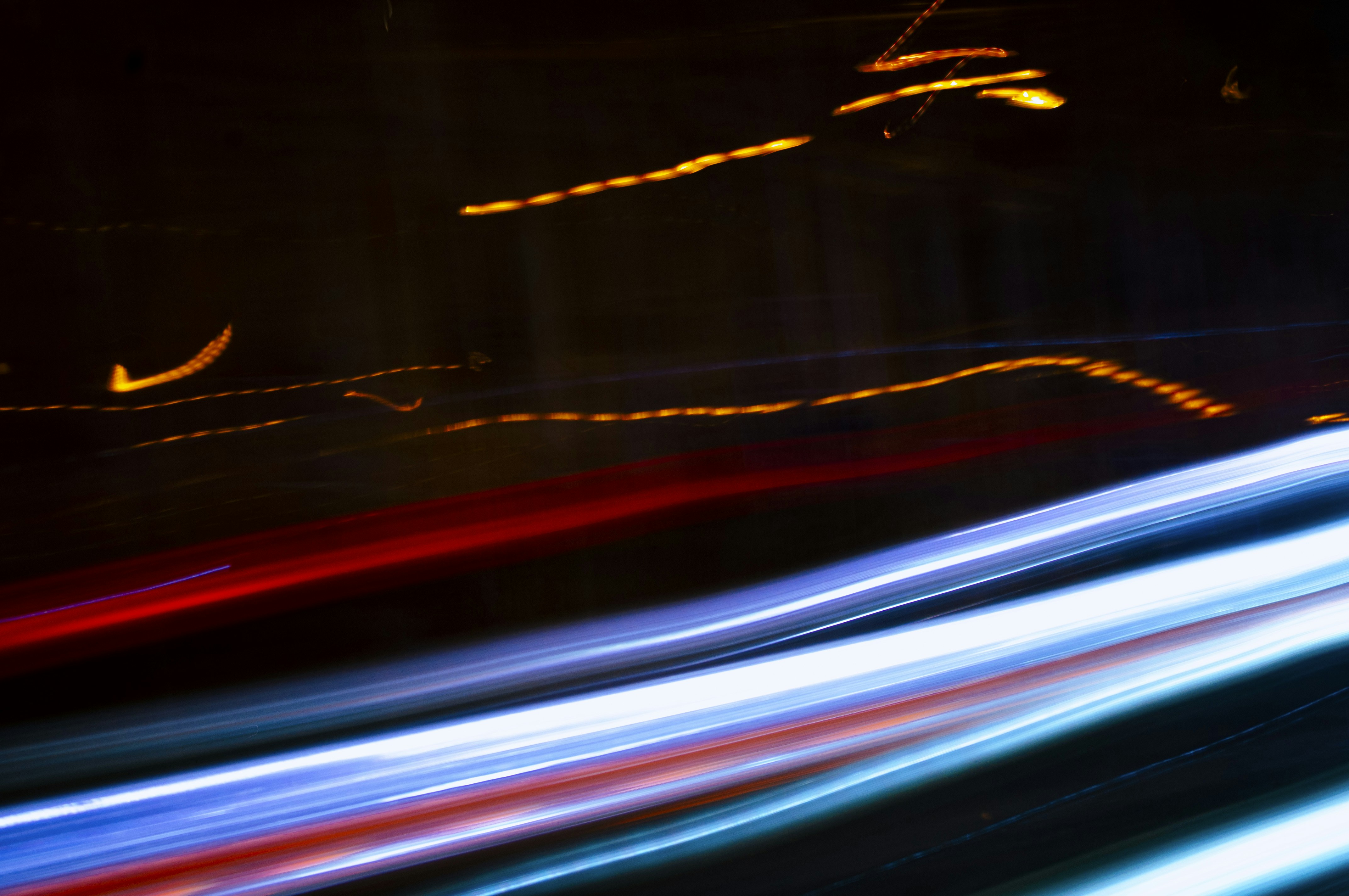 Abstract colorful light streaks, ilustrasi artikel Elevate Your Mac: Stunning Free Ultra HD 4K Wallpapers for MacBook & iMac 3