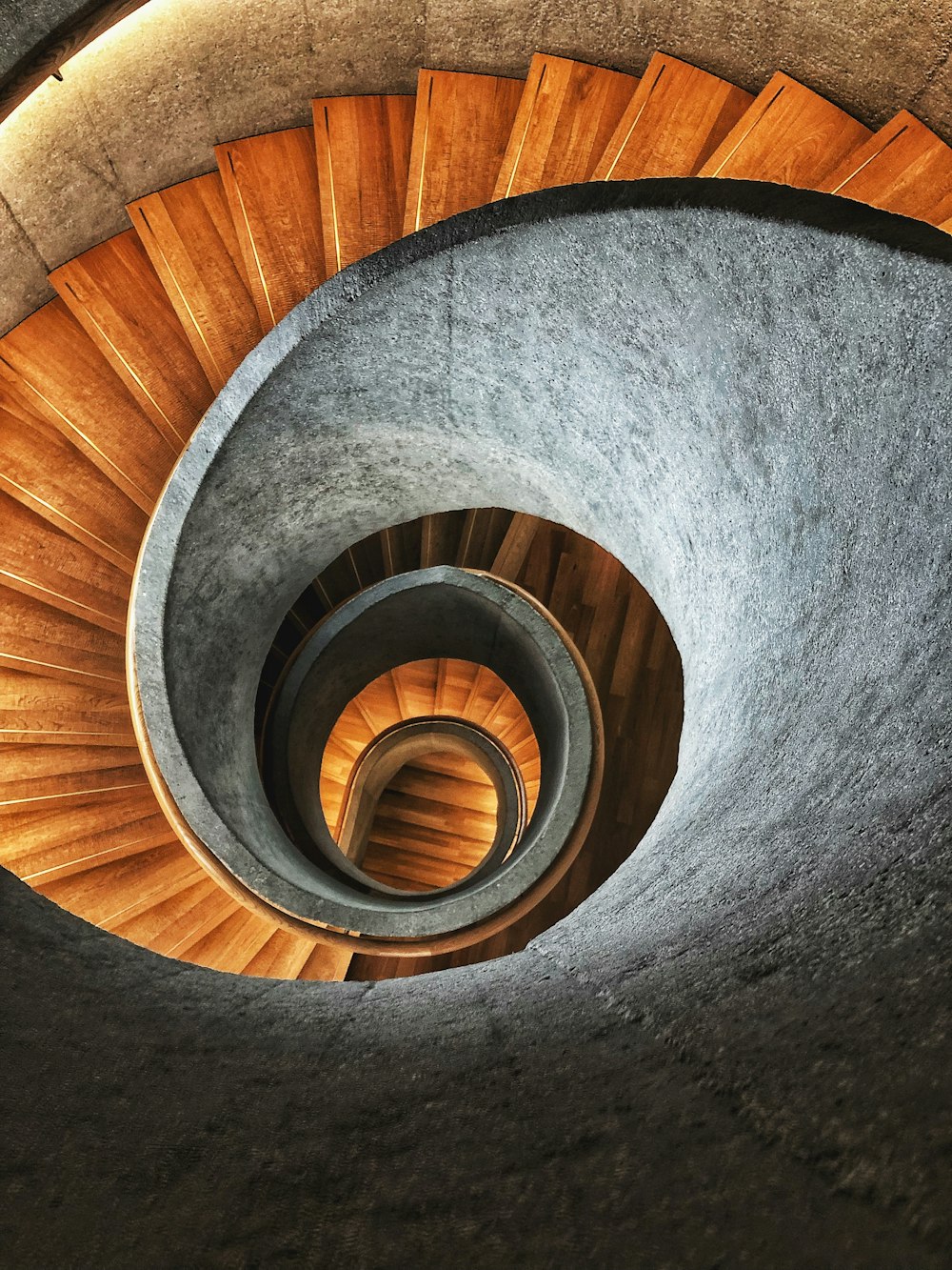 une vue d’un escalier en colimaçon depuis le bas