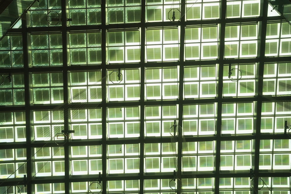 o teto de um edifício com muitas janelas quadradas