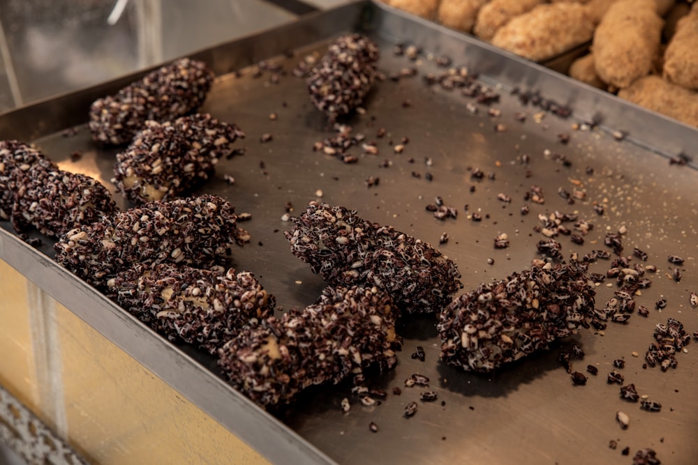 チョコレートで覆われたドーナツで満たされた金属製のトレイ