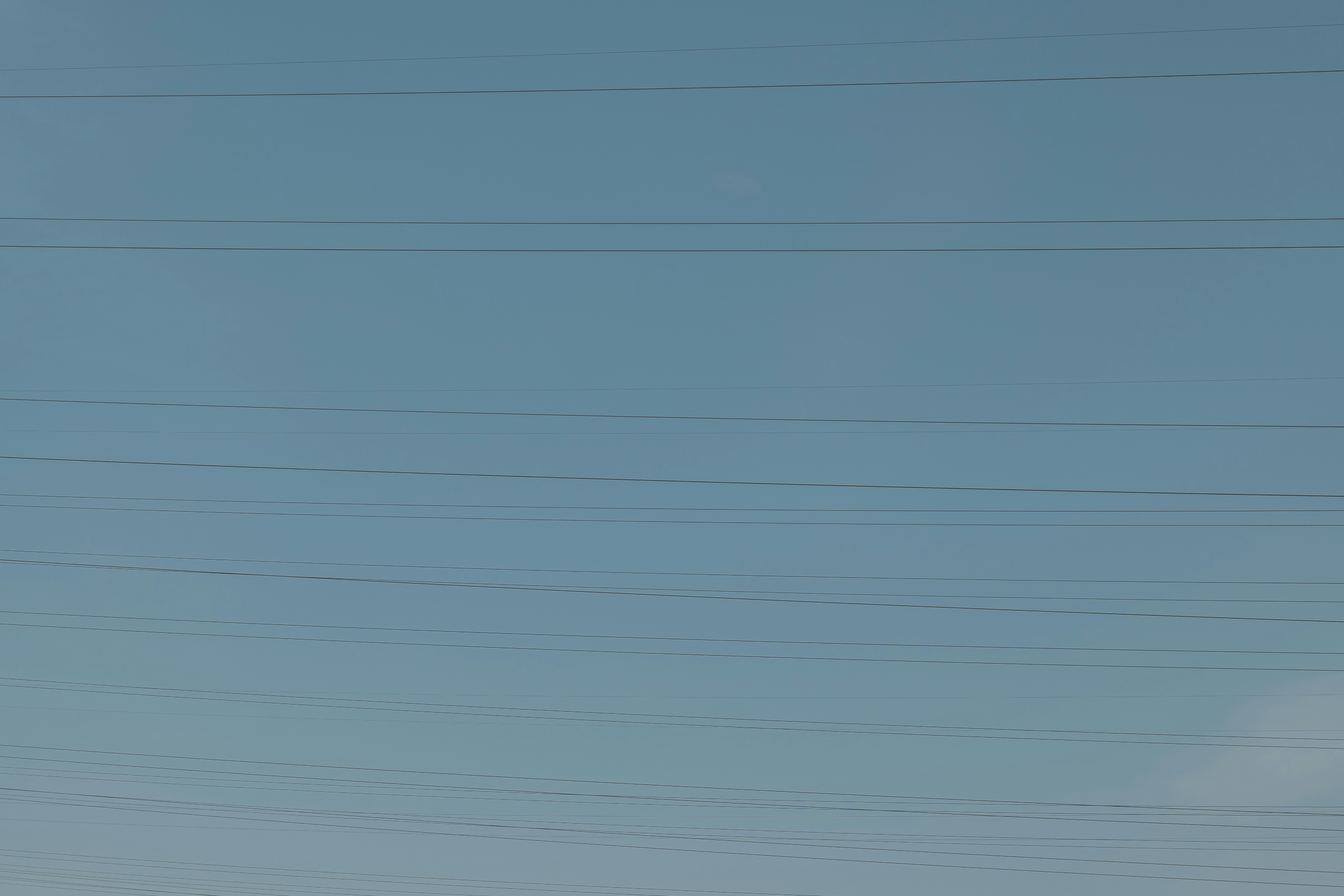 Bir tablet veya akıllı telefon üzerinden evin enerji tüketimini ve verimliliğini kontrol eden modern akıllı enerji yönetim sistemi arayüzü.