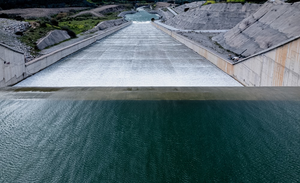 a large body of water next to a cement wall