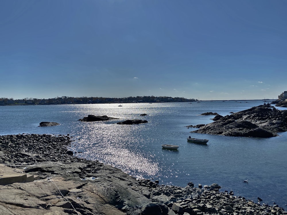 un cuerpo de agua rodeado de rocas y rocas