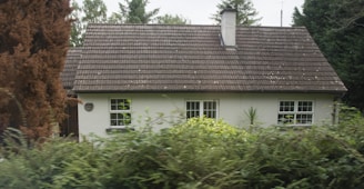 Front view of a cozy two-story house with a small garden in Oberá.