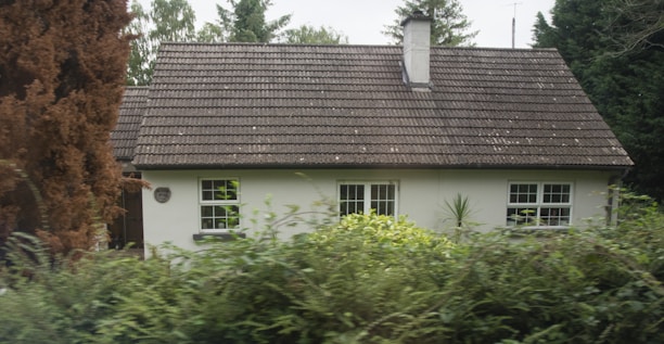 Front view of a cozy two-story house with a small garden in Oberá.