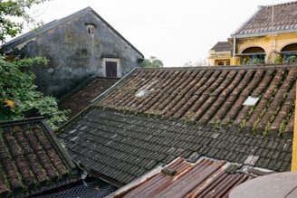 a view of a roof of a building