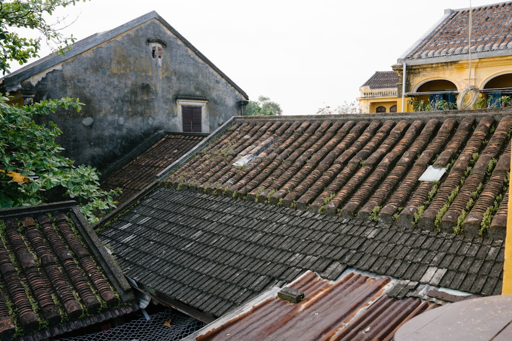 a view of a roof of a building