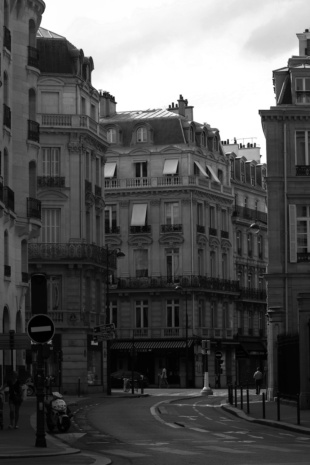 a black and white photo of a city street