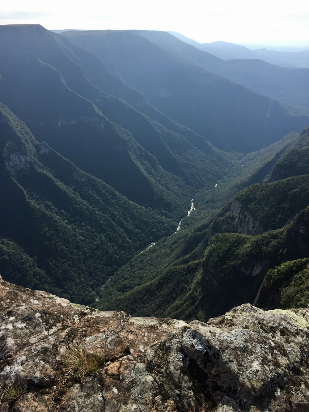 una vista di una valle da un punto di vista elevato