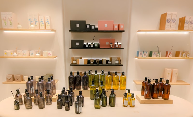 Mese cu sticle de parfum aranjate