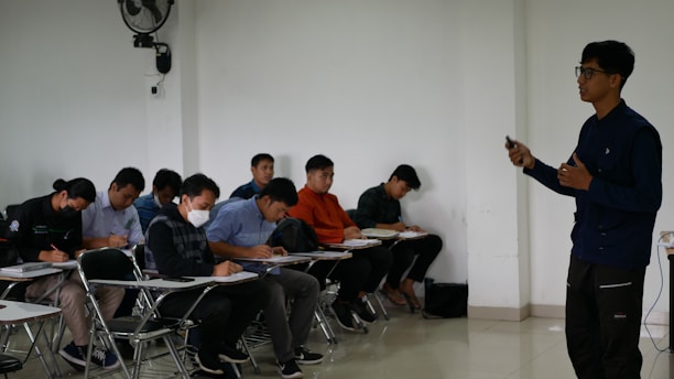 a man standing in front of a classroom full of students