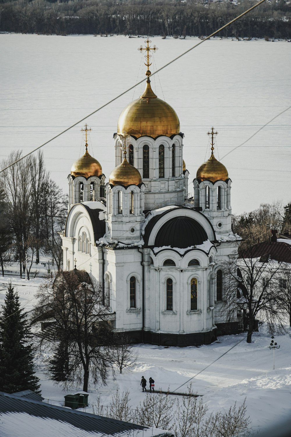 Vue aérienne d’une église dans la neige