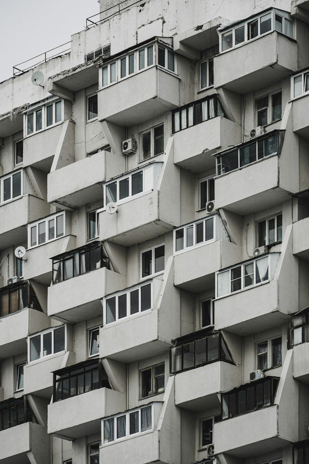 un très grand bâtiment avec balcons et fenêtres