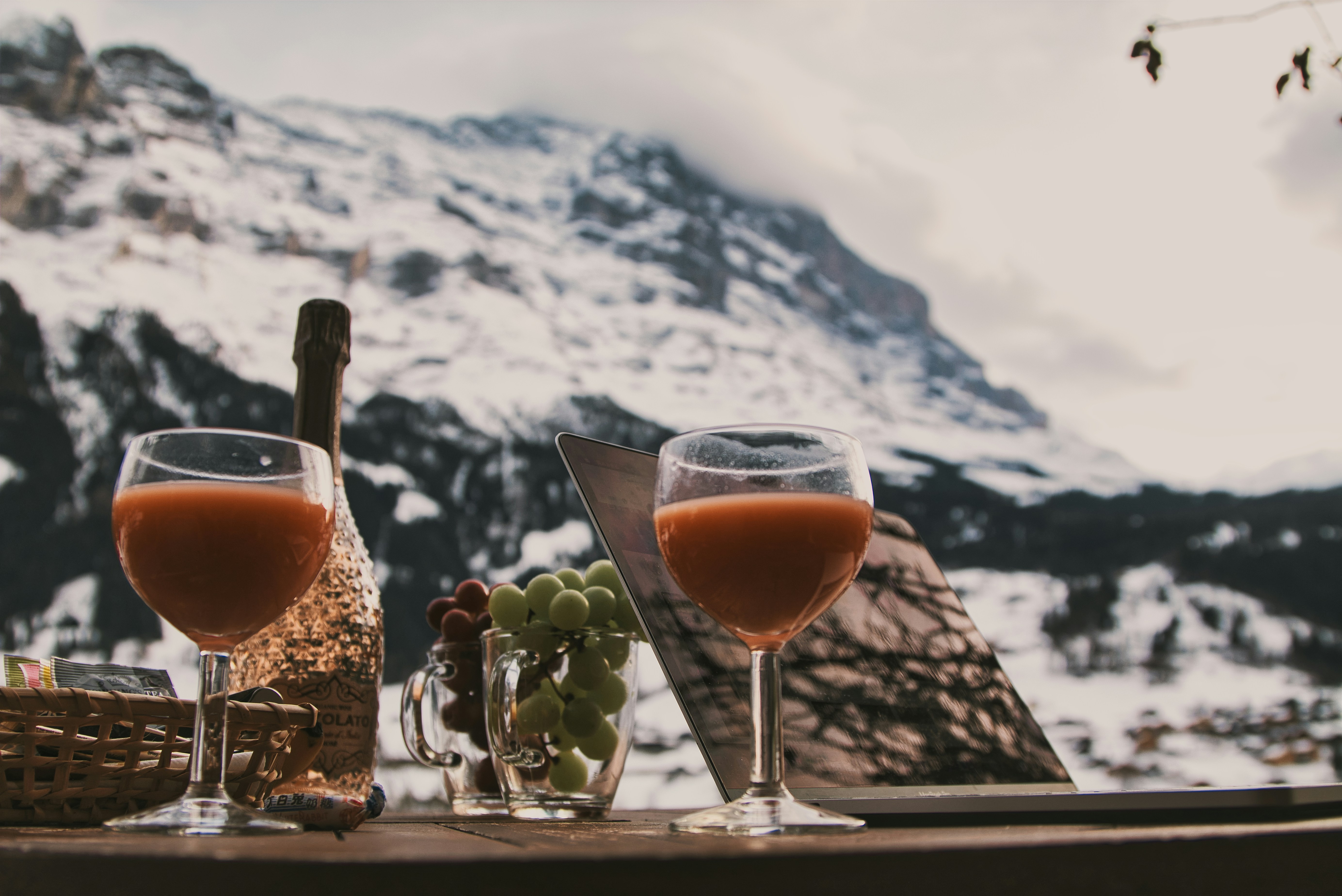 Zwei Gläser Wein auf einem Tisch mit einem Berg im Hintergrund