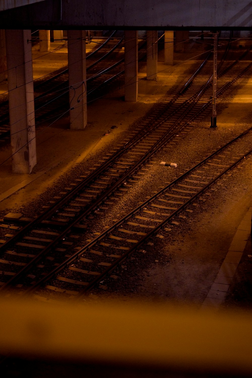 une voie ferrée dans une gare la nuit