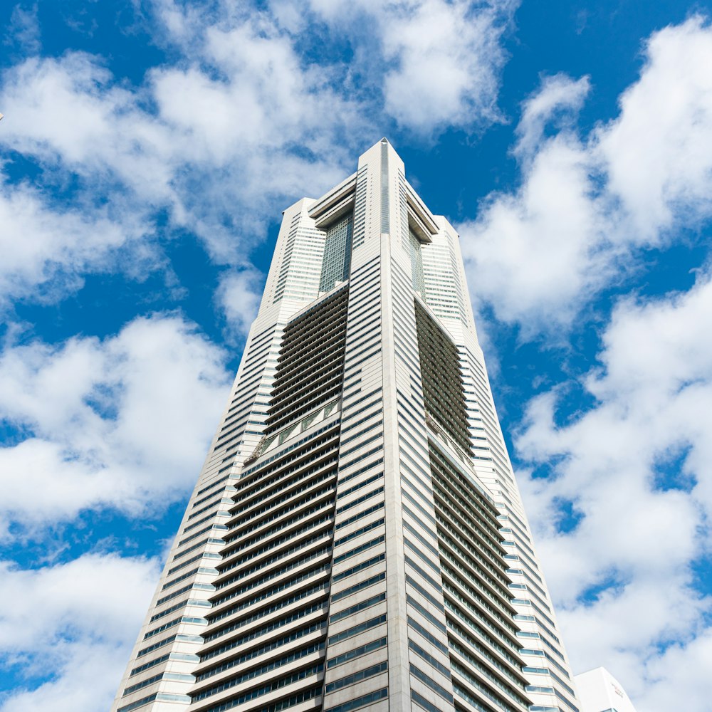 Un edificio muy alto con un fondo de cielo