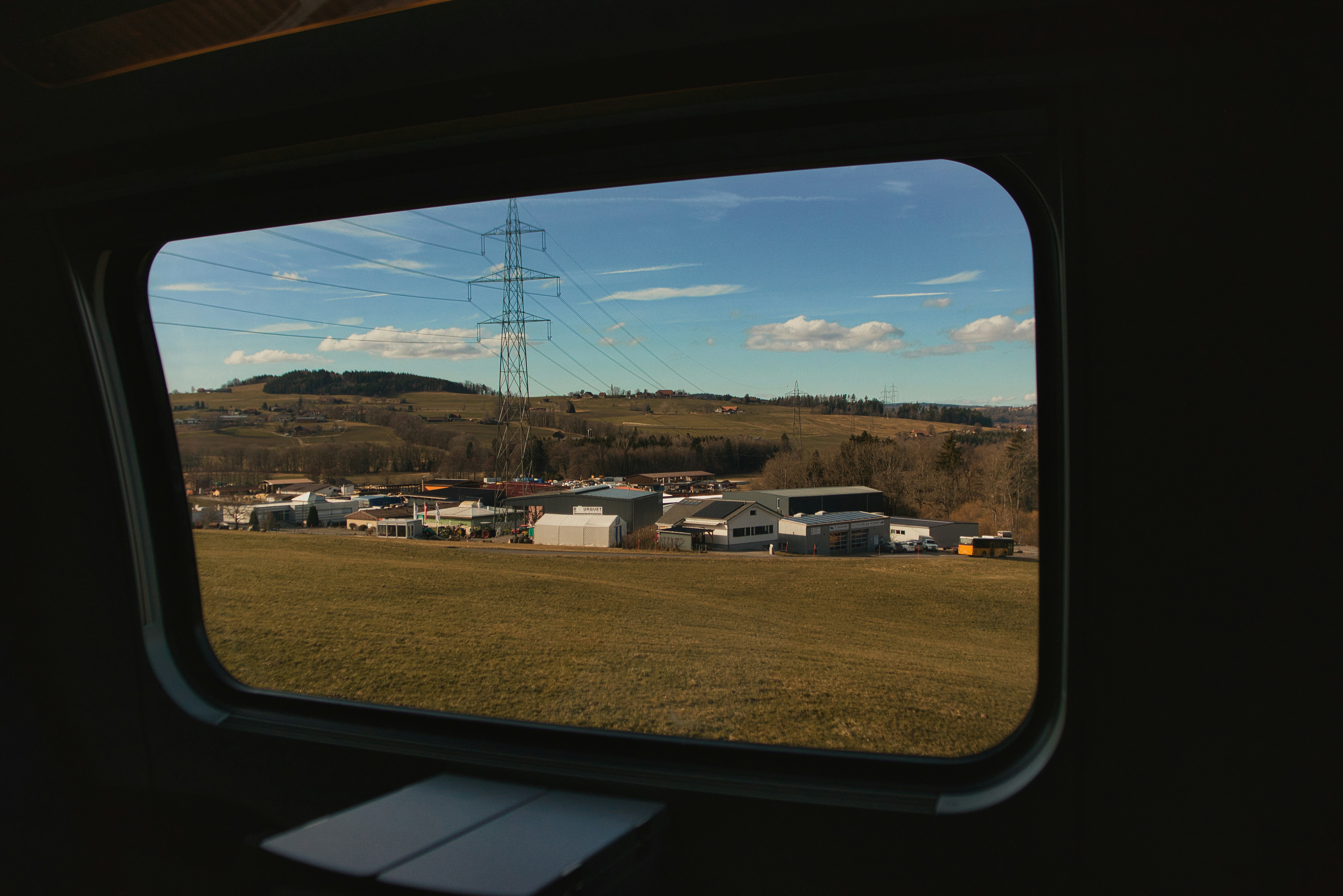 Blick aus dem Fenster eines Flugzeugs auf ein Feld